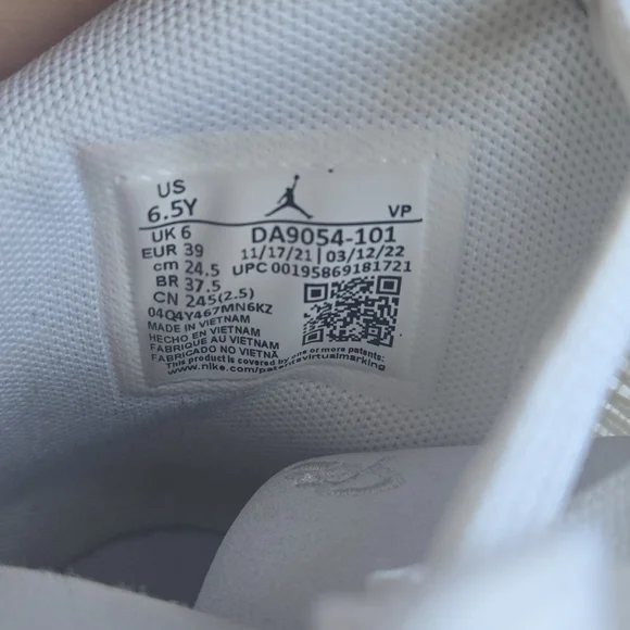 XXXV1 Jordan White basketball Sneakers - Picture 6 of 10